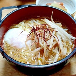 卵落とし醤油ラーメン、塩こしょうもやし焼き後乗せで